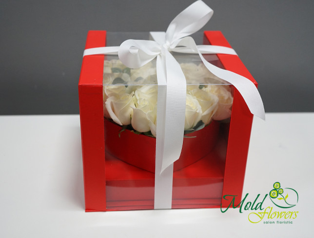 Коробка с белыми розами "White heart" Фото